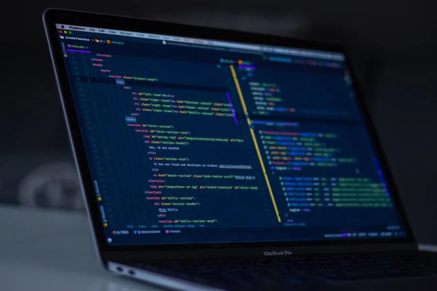 Entwicklungsarbeitsplatz mit Code auf einem Monitor
